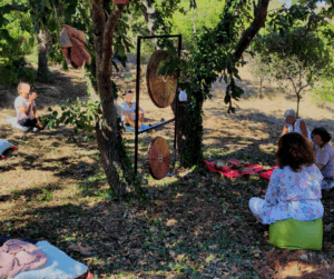 Evento Entre Vinhas & Mar e Fernanda Tanqueiro: Participantes no Jardim Zen com Gongos e Taças Tibetanas