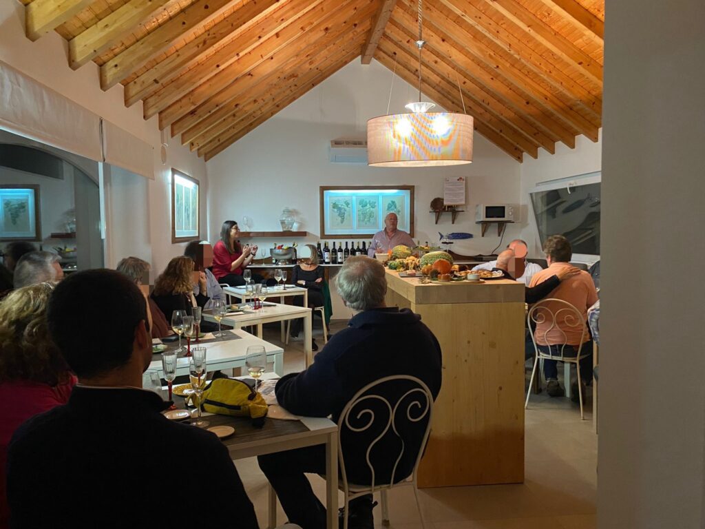 Participantes do evento Entre Vinhas & Mar em parceria com Quinta da Lapa. Momentos de tertúlia e aprendizagem.